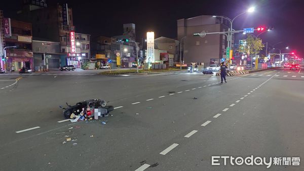 ▲台南永康區崑大路與大灣路口11日晚間發生2機車碰撞事故，雙方騎士受傷送醫。（記者林東良翻攝，下同）
