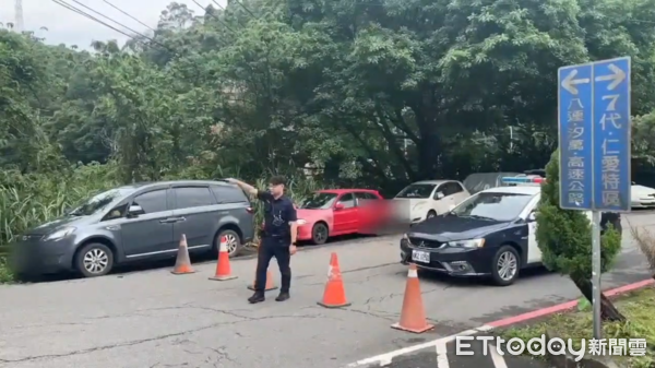 ▲▼新北汐止伯爵山莊路面傾斜。（圖／記者張君豪翻攝）