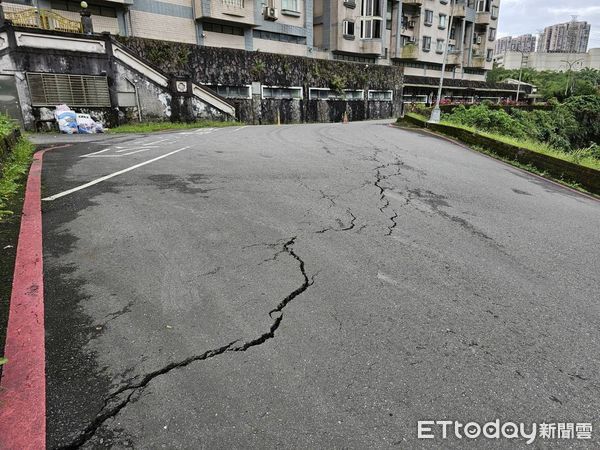 ▲▼新北汐止伯爵山莊路面傾斜。（圖／記者張君豪翻攝）