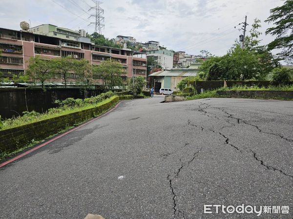 ▲▼新北汐止伯爵山莊路面傾斜。（圖／記者張君豪翻攝）