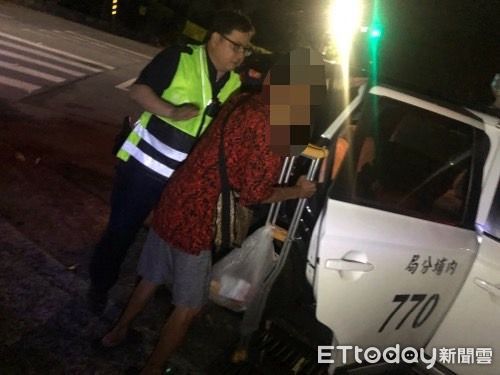 ▲內埔警分局瑪家佳義警員高世傑、林錦文助蔡姓男子返家           。（圖／記者陳崑福翻攝）