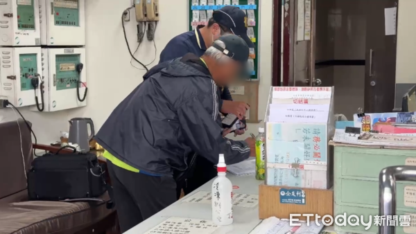 ▲▼高雄保時捷粗工酒駕撞死婦人，死者丈夫前往殯儀館相驗。（圖／記者陳宏瑞攝）