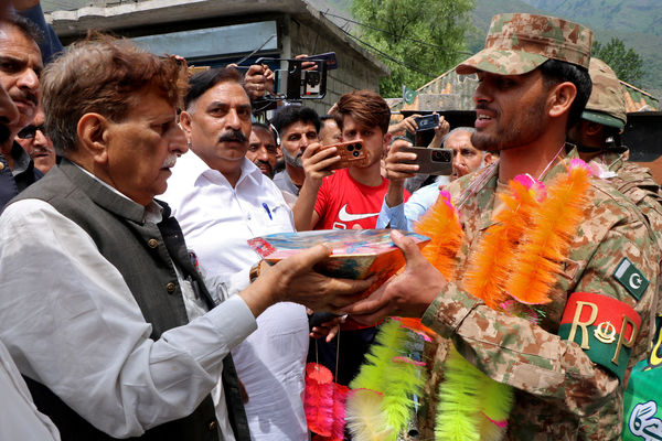 ▲▼印巴衝突，巴基斯坦軍隊，巴基斯坦部隊。巴基斯坦民眾慶祝停火，向軍隊獻花。（圖／路透）