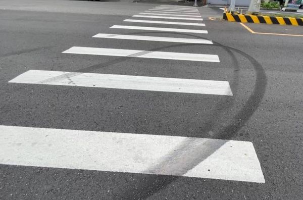 ▲駕駛在湯包名店前甩尾燒胎。（圖／民眾提供）