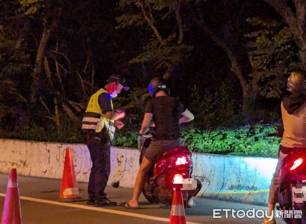 ▲里港警分局取締無照駕駛             。（圖／記者陳崑福翻攝）