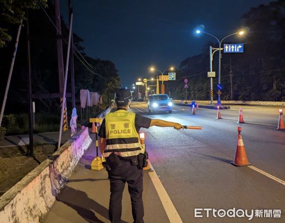 ▲里港警分局取締無照駕駛             。（圖／記者陳崑福翻攝）