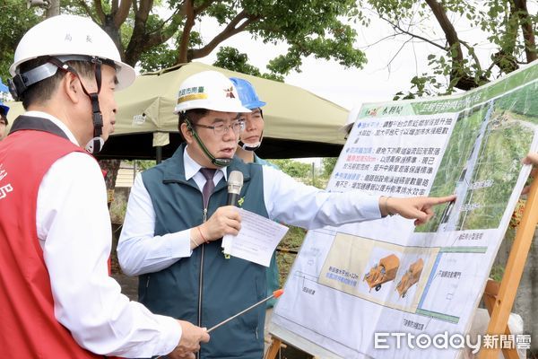 ▲台南市長黃偉哲12日視察中榮里抽水應急工程進度，盼趕在汛期前完工守護民眾安全。（記者林東良翻攝，下同）