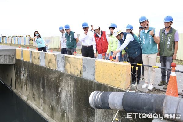 ▲台南市長黃偉哲12日視察中榮里抽水應急工程進度，盼趕在汛期前完工守護民眾安全。（記者林東良翻攝，下同）