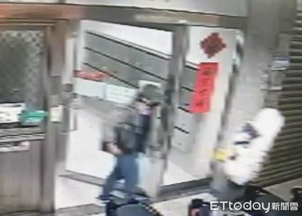 ▲2名男子進入社區大樓6樓竊得財物後從大門從容離開。（圖／民眾提供）