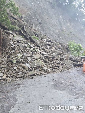 ▲投89線（力行產業道路）3OK發生邊坡坍方，目前大小車均無法通行。（圖／記者高堂堯翻攝）