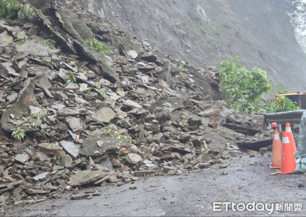 ▲投89線（力行產業道路）30K發生邊坡坍方，目前大小車均無法通行。（圖／記者高堂堯翻攝，下同）