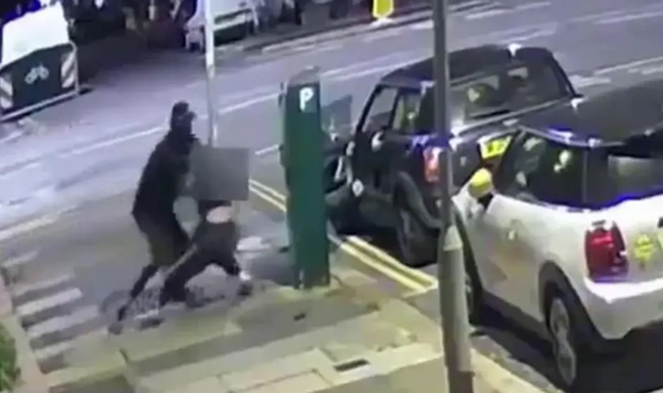 年輕女夜間走在街上　被「陌生男問路」下秒強擄上車畫面曝光。（圖／翻攝自Sussex Police）