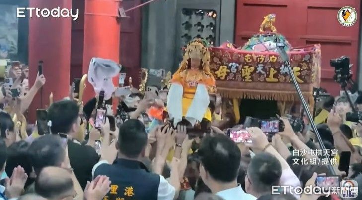 白沙屯媽15:45回宮！萬人伸手高喊：進喔　三進三退衝入大殿安座