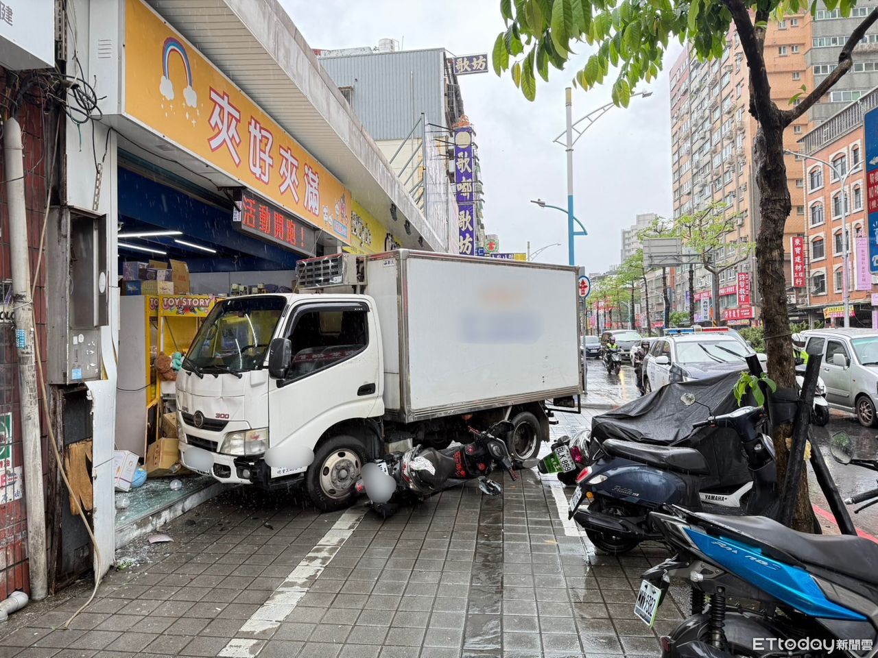新北小貨車急煞打滑！衝進夾娃娃機店　連撞6機車6機台