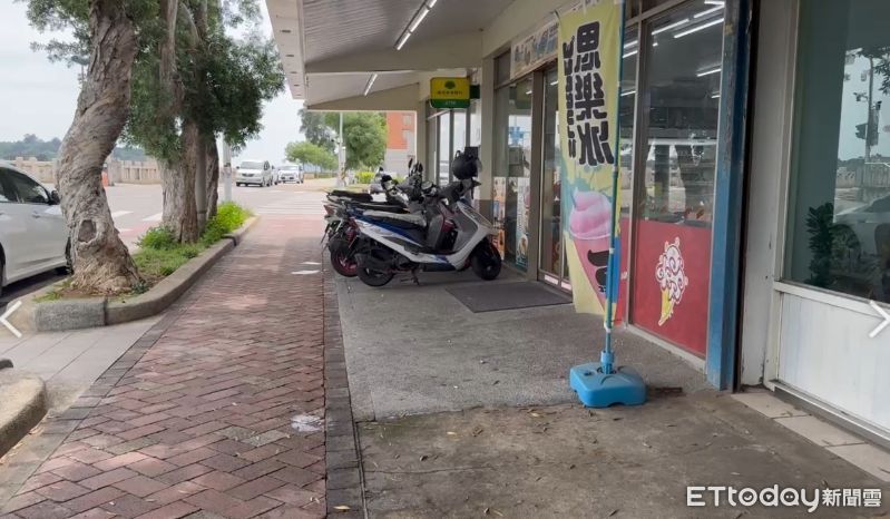 拿人民幣買礦泉水遭拒　金門醉漢揮鐮刀嚇壞店員！被逮還在喝