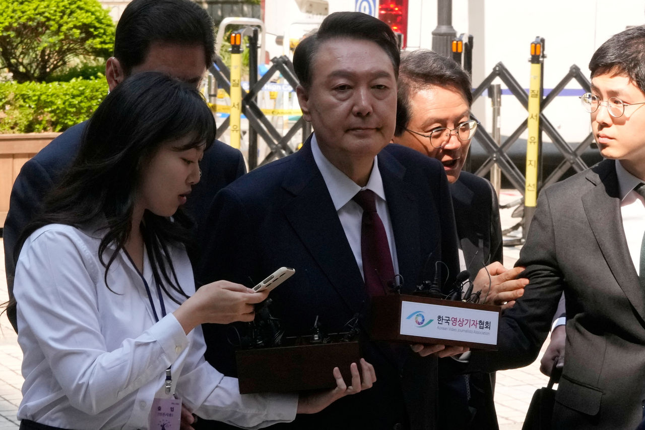 尹錫悅內亂罪「5度開庭」！他不發一語　穿越記者步入法院