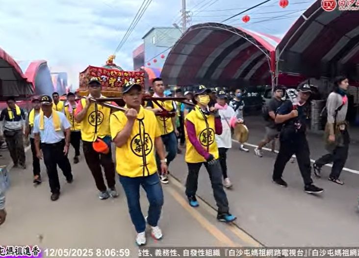 ▲中國泉州富美宮蕭府太傅神像，有意以訪問拱天宮附近的五雲宮名義跟著拱天宮媽祖今天巡庄，引發宗教統戰宣傳爭議。圖為拱天宮媽祖今巡庄情形。（圖／白沙屯媽祖網路電視台提供）