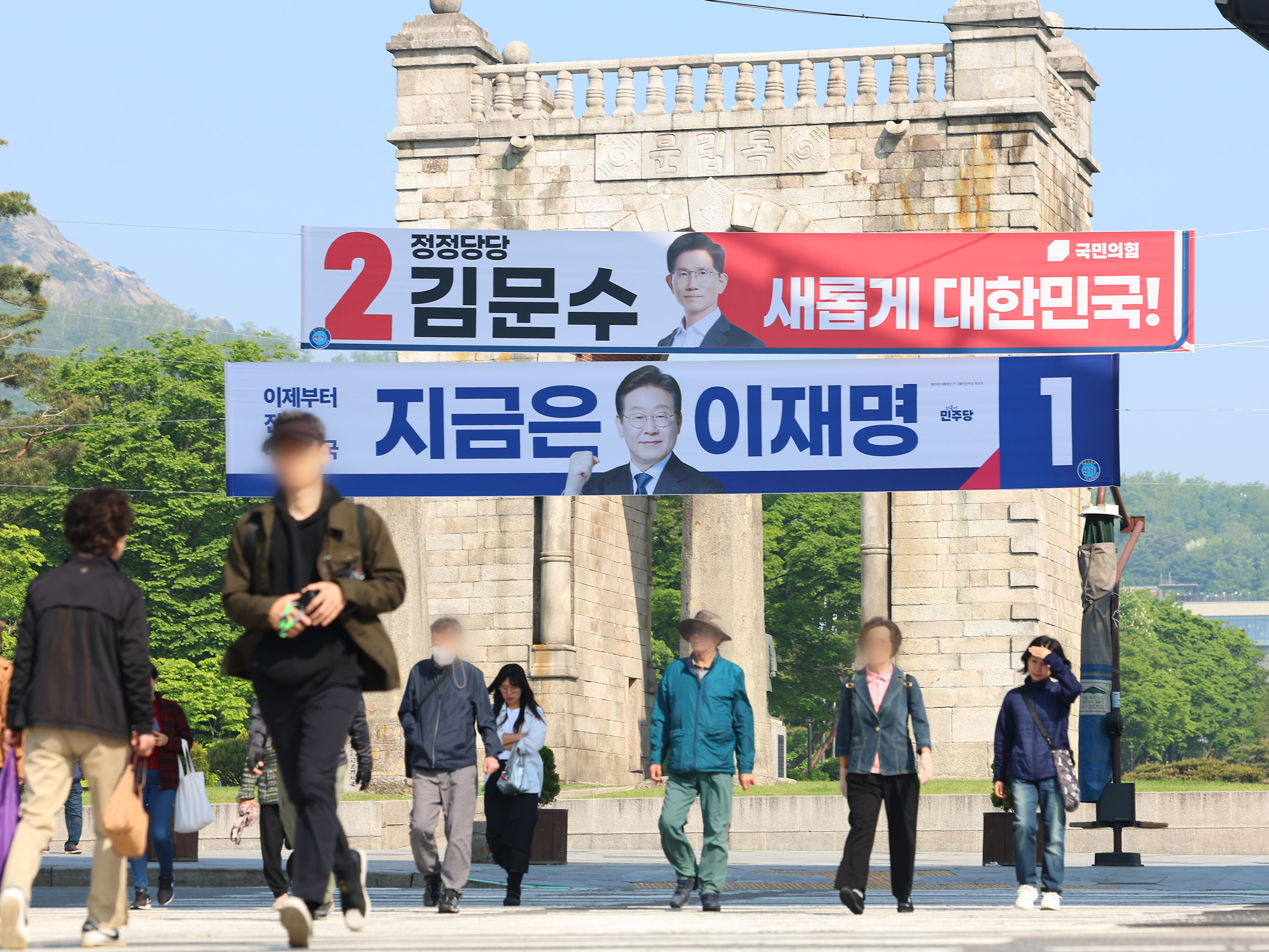 ▲▼南韓首爾獨立門，掛起李在明、金文洙、李俊錫等總統參選人宣傳布條。（圖／達志影像）