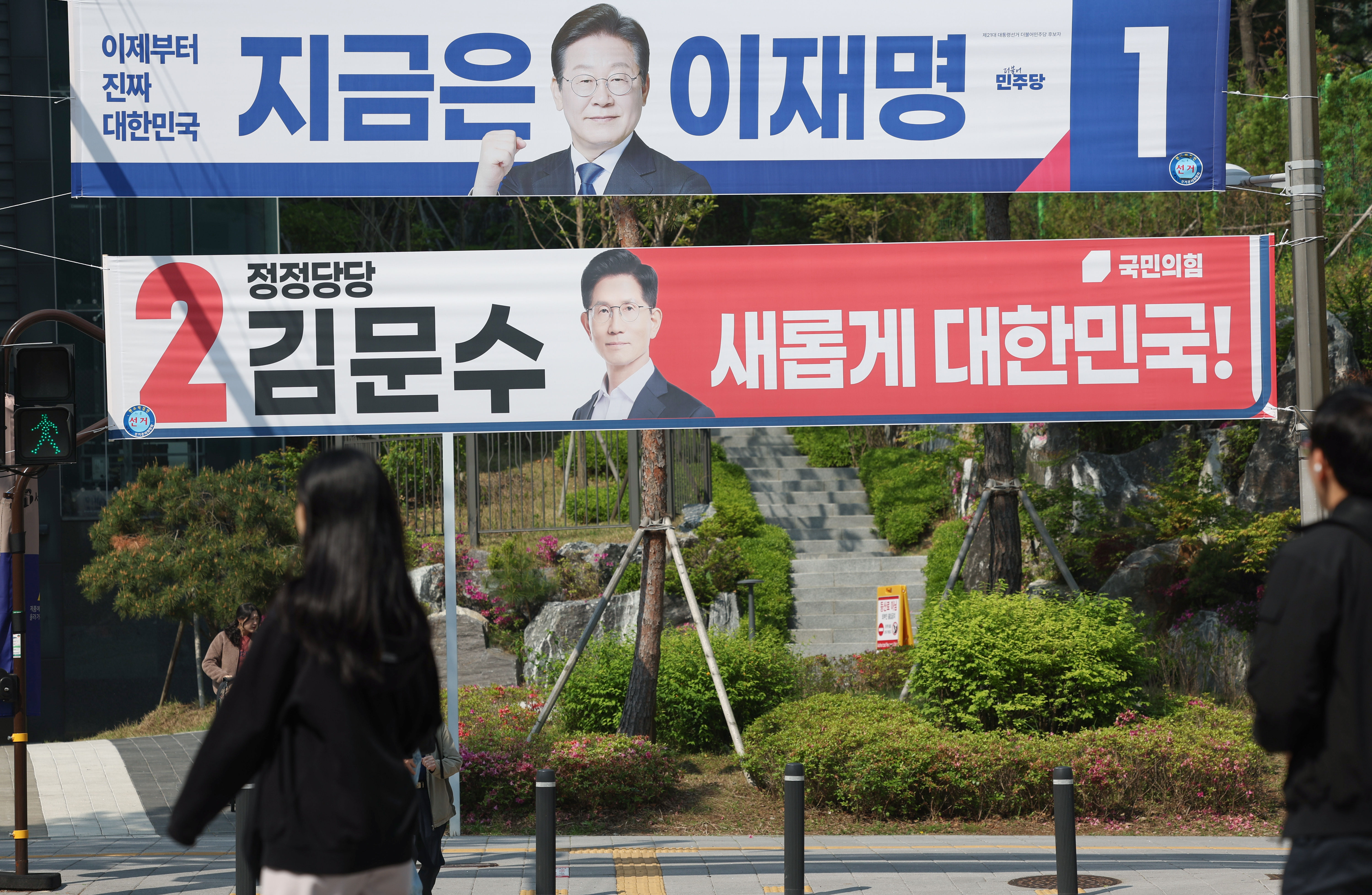 ▲▼南韓首爾獨立門，掛起李在明、金文洙、李俊錫等總統參選人宣傳布條。（圖／達志影像）