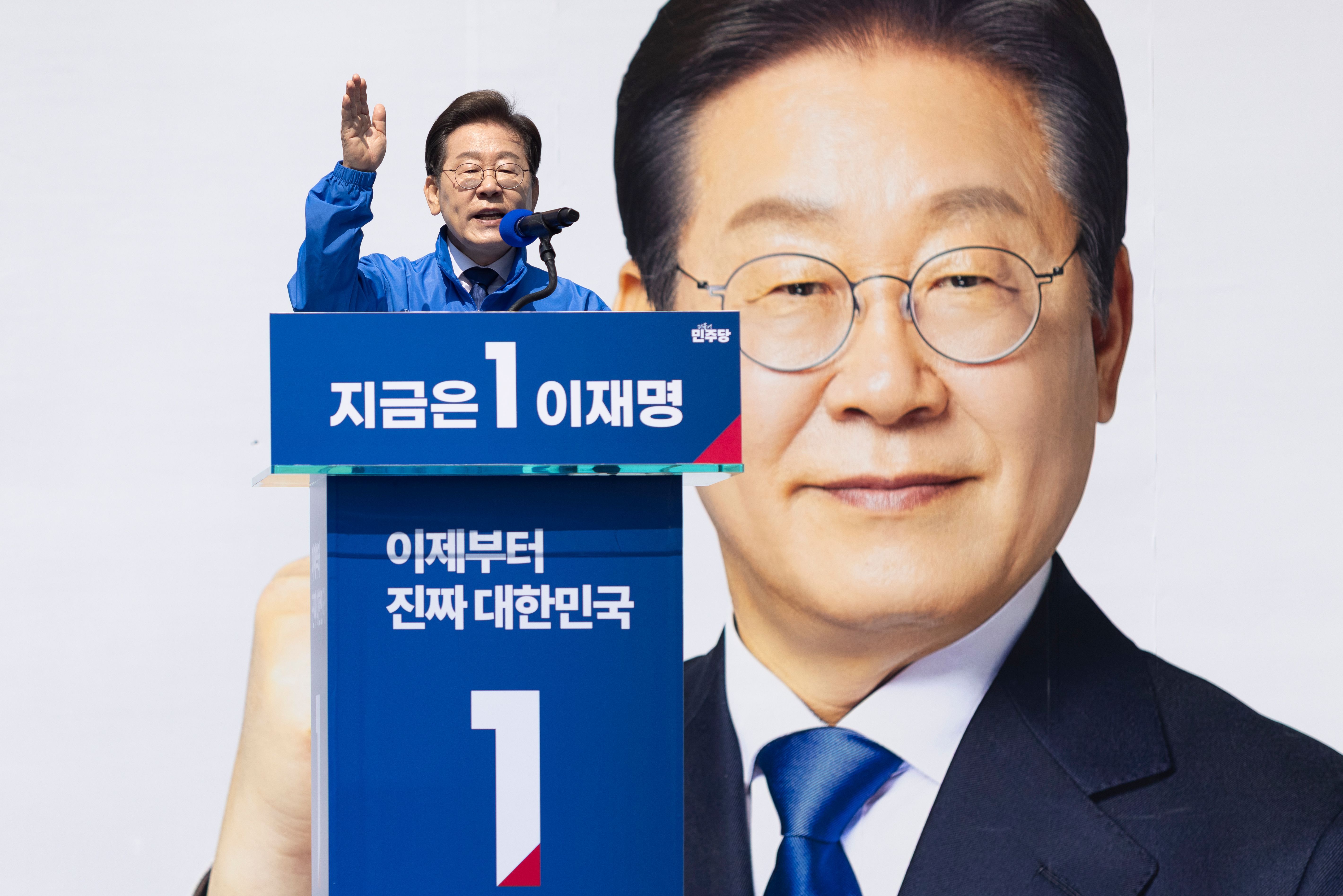 ▲▼李在明12日在首爾光化門清溪廣場出席首場競選活動，現場號稱2萬人出席支持。（圖／達志影像）
