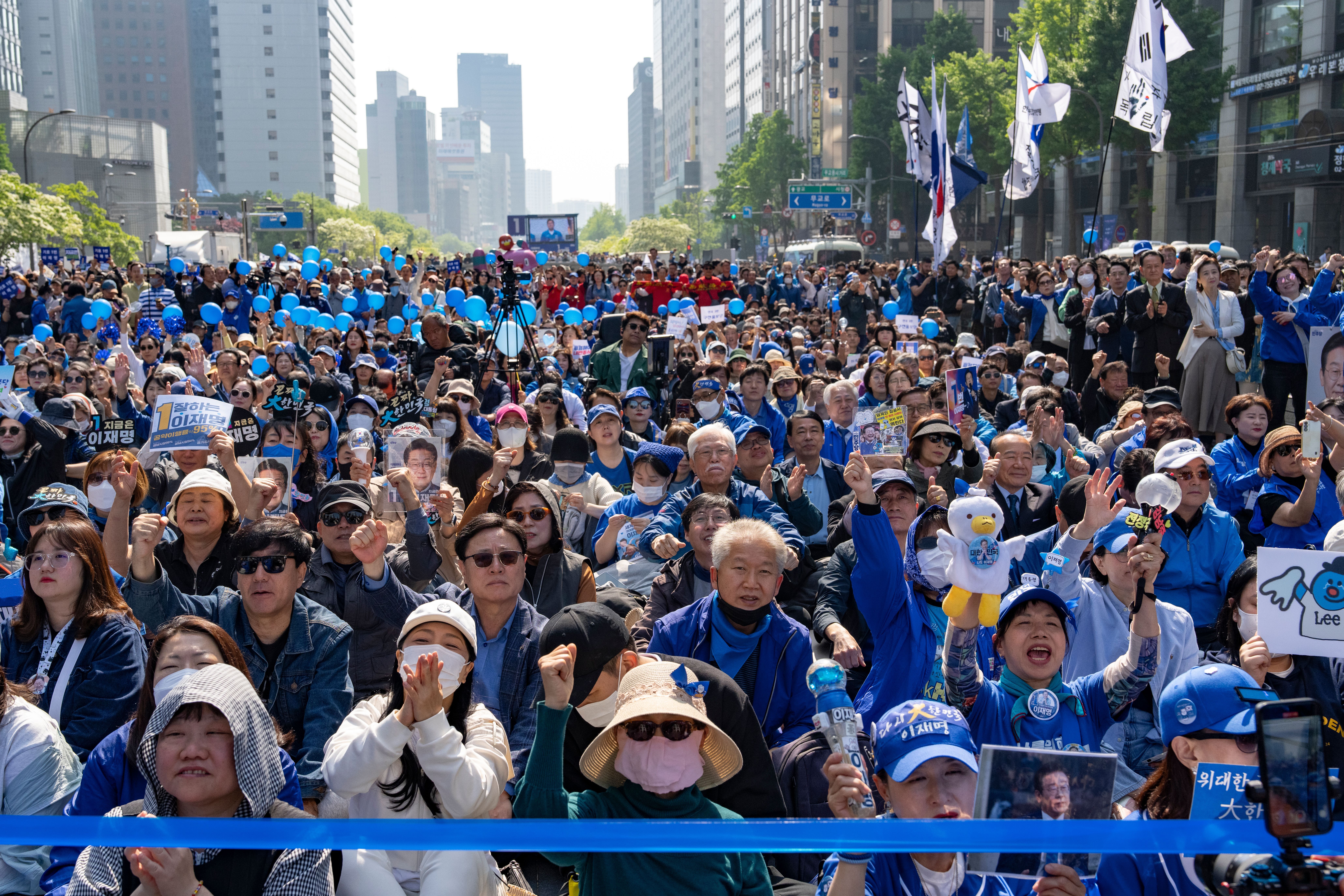 ▲▼李在明12日在首爾光化門清溪廣場出席首場競選活動，現場號稱2萬人出席支持。（圖／達志影像）