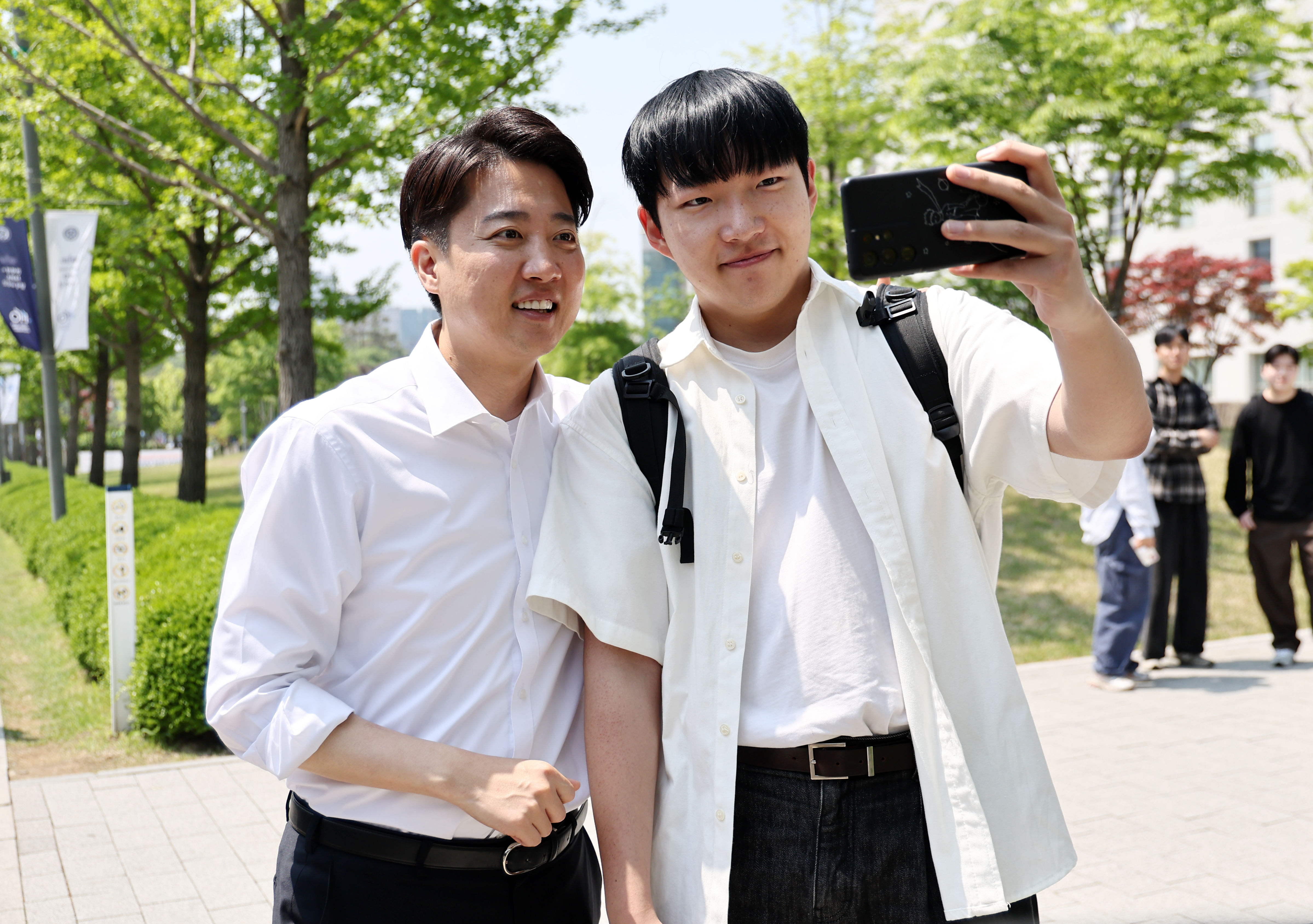 ▲▼李俊錫（左）12日參訪首爾延世大學，與大學生拍照。（圖／達志影像／newscom）