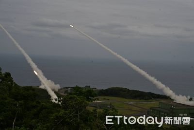 影/台灣「海馬斯多管火箭」首次實彈射擊! 3發齊射畫面看這裡