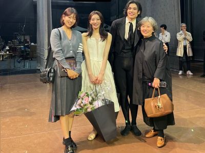 朴信惠背15萬BV「枕頭包」像極女大生 媽媽拎愛馬仕優雅亮相