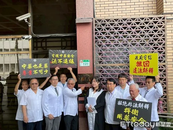 藥師公會今按鈴申告邱泰源和蘇奕彰。（圖／記者趙于婷攝）