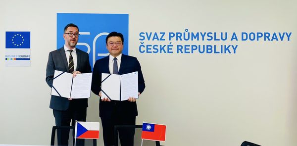 ▲IEAT副理事長許介立(右)與SPCR執行長Daniel Urban(左)代表簽署MOU。（圖／IEAT提供）