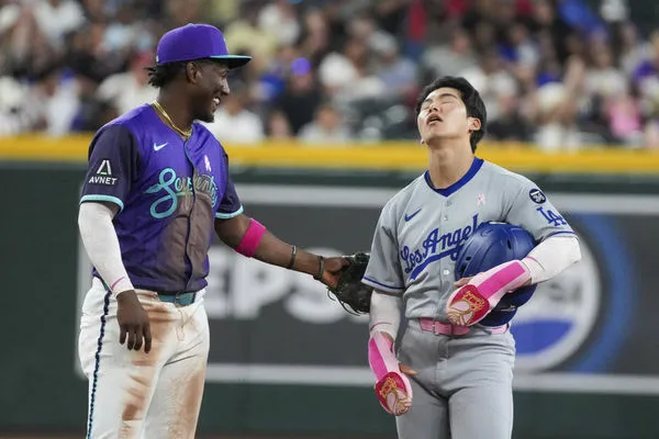 ▲響尾蛇游擊手佩多莫（Geraldo Perdomo）與金慧成逗趣互動。（圖／達志影像／美聯社）