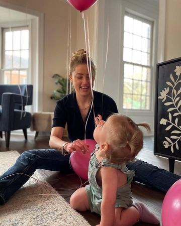 ▲安柏赫德母親節喜迎龍鳳胎。（圖／翻攝自Instagram／amberheard）
