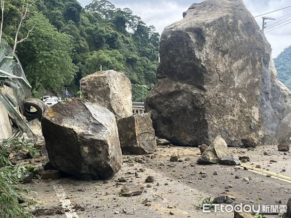 ▲苗栗縣大湖鄉苗62線中午發生巨石坍方災害，砸毀2輛轎車、釀1人受傷送醫，交通全面中斷。（圖／記者楊永盛翻攝）