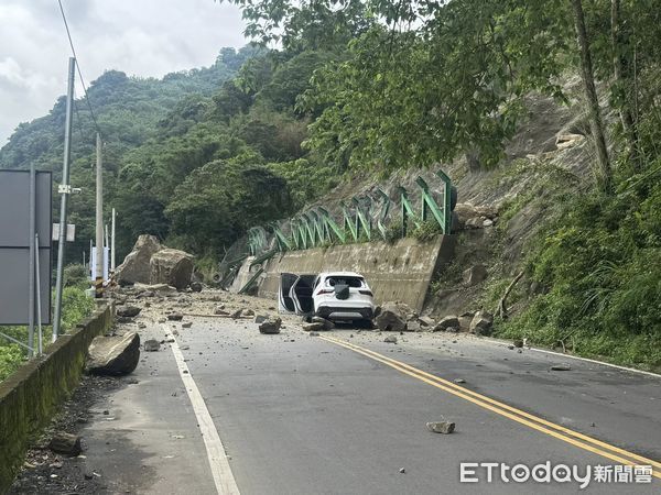 ▲苗栗縣大湖鄉苗62線中午發生巨石坍方災害，砸毀2輛轎車、釀1人受傷送醫，交通全面中斷。（圖／記者楊永盛翻攝）