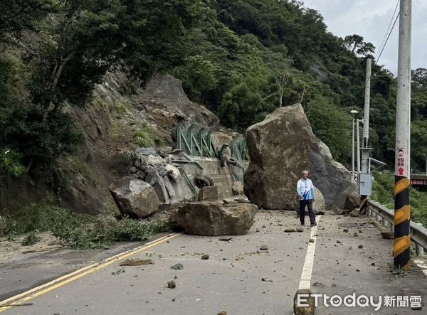 ▲苗栗縣大湖鄉苗62線中午發生巨石坍方災害，砸毀2輛轎車、釀1人受傷送醫，交通全面中斷。（圖／記者楊永盛翻攝）