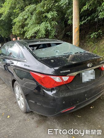 ▲苗栗縣大湖鄉苗62線中午發生巨石坍方災害，砸毀2輛轎車、釀1人受傷送醫，交通全面中斷。（圖／記者楊永盛翻攝）