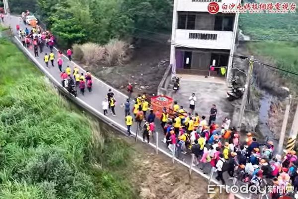 ▲中國泉州富美宮蕭府太傅神像，有意以訪問拱天宮附近的五雲宮名義跟著拱天宮媽祖今天巡庄，引發宗教統戰宣傳爭議。圖為拱天宮媽祖今巡庄情形。（圖／白沙屯媽祖網路電視台提供）