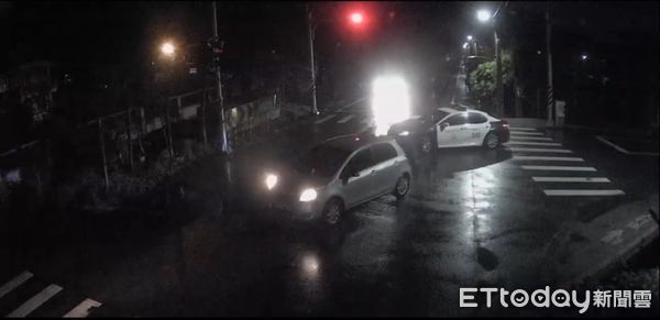 ▲ 宜蘭11日晚間一輛自小客車在礁溪鄉開蘭路段開起車來急煞急停，引起員警注意，當場追上要求停車受檢，未料該車竟加速逃逸。（圖／記者游芳男翻攝）