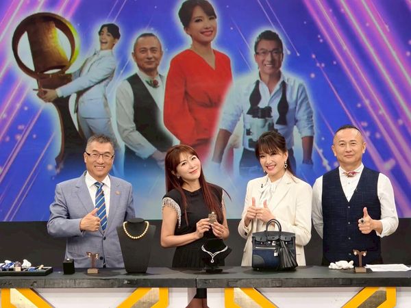 ▲▼佩甄展示自己的珠寶，每件都藏家人的愛。（圖／JET綜合台提供）