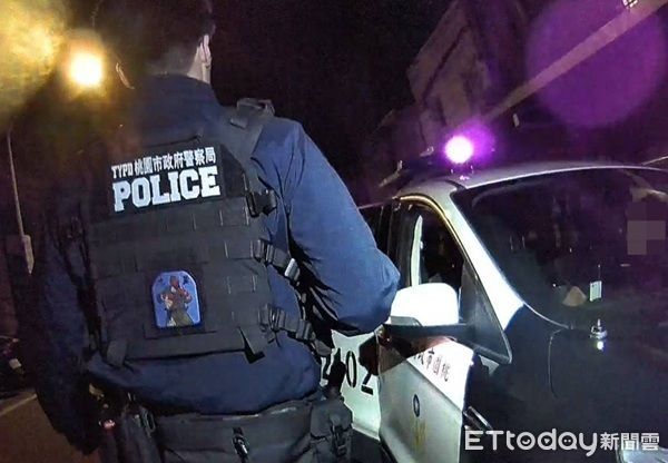 ▲通緝男騎車違規拒檢竄逃，警方發動攔截圍捕。（圖／桃園警分局提供）