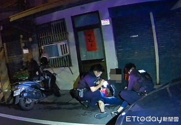 ▲許男逃逸過程中不慎摔倒，警方立即上前將其控制逮捕。（圖／桃園警分局提供）