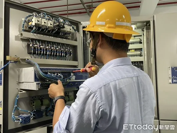 ▲台南中西區突停電！新光三越西門店一帶停電　1.6萬戶斷電10分鐘。（圖／記者林東良翻攝，下同）