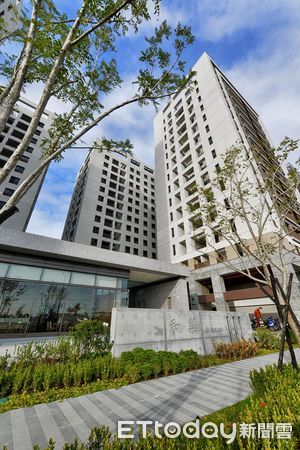 ▲台南市都發局長林榮川展示對照資料，強調南鐵照顧宅屬於重大公益工程，與京華城性質完全不同。（記者林東良翻攝，下同）