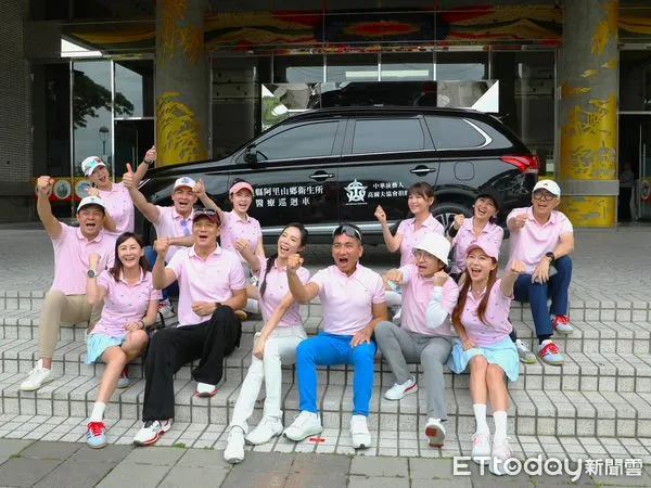 ▲▼ 中華演藝人高爾夫協會揮桿傳愛，捐贈阿里山鄉衛生所醫療巡迴車    。（圖／嘉義縣政府提供）