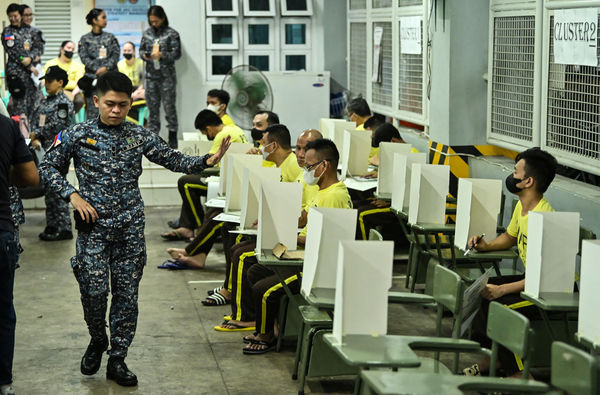 ▲▼ 菲律賓期中選舉。囚犯投票。（圖／路透）
