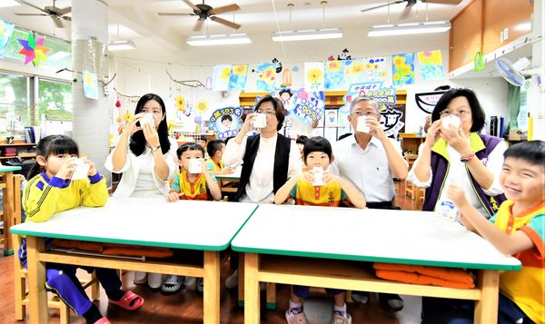 ▲縣長王惠美前往視察學童喝鮮乳狀況。（圖／彰化縣政府提供）
