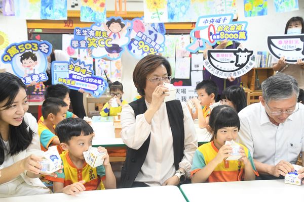 ▲縣長王惠美前往視察學童喝鮮乳狀況。（圖／彰化縣政府提供）