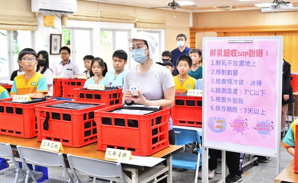 ▲縣長王惠美前往視察學童喝鮮乳狀況。（圖／彰化縣政府提供）