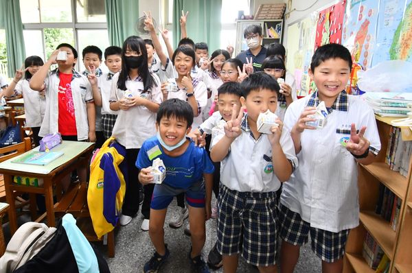 ▲縣長王惠美前往視察學童喝鮮乳狀況。（圖／彰化縣政府提供）