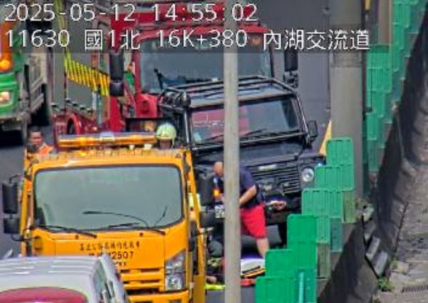 ▲國道1號南下17公里處（內湖交流道路段），12日下午2時50分左右發生自撞車禍。（圖／高速公路1968，下同）